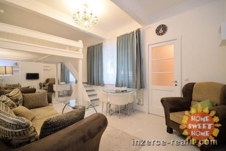 Útulný byt 2+1 k prodeji, 45 m2, atraktivní lokalita přímo pod Petřínem, Praha 1 - Malá Strana