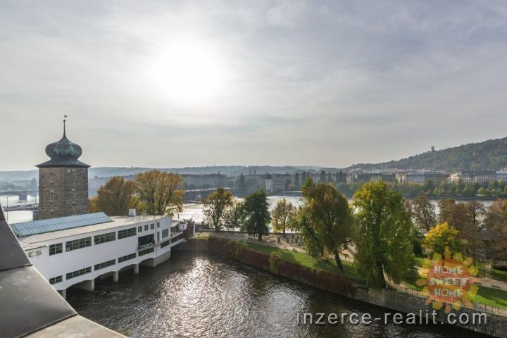 Moderní byt 3+kk k pronájmu s panoramatickým výhledem na Pražský hrad, sklep, ulice Masarykovo nábř.
