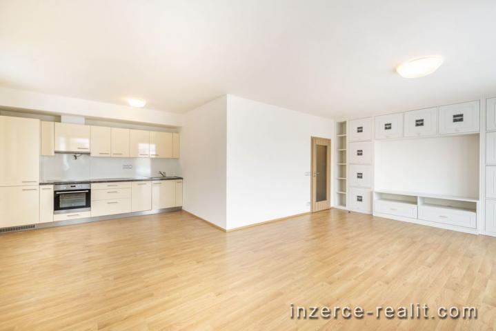 Zcela nový, nezařízený byt 1+kk (47 m2) s terasou, pronájem, novostavba, Praha 6 - Evropská, garáž